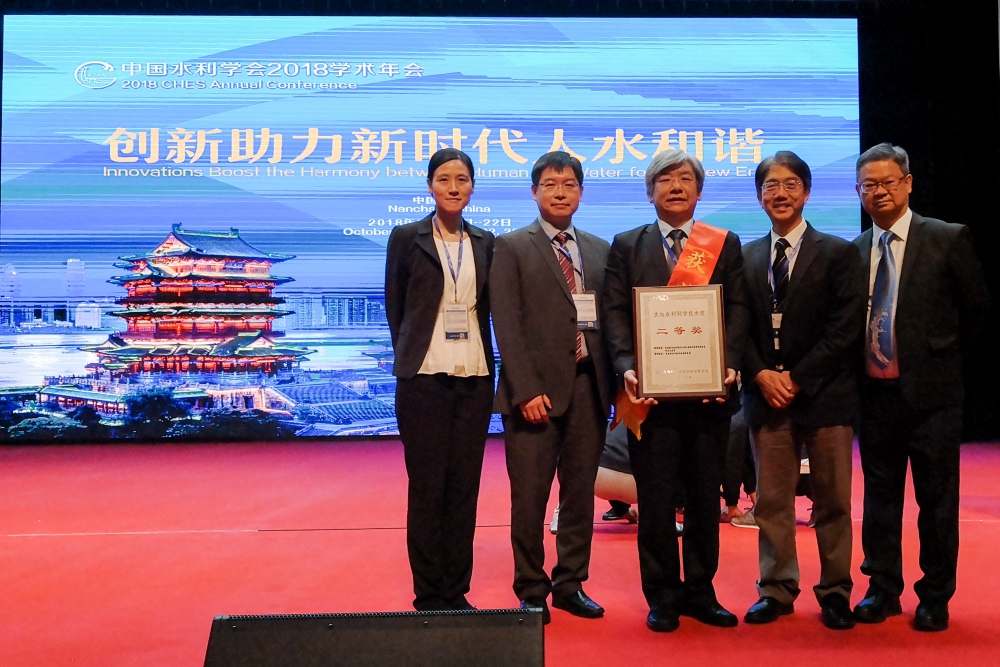 DSD’s “Happy Valley Underground
Stormwater Storage Scheme” was
awarded the 2018 “Dai Yu Science
& Technology Medal” of Chinese
Hydraulic Engineering Society for
its outstanding achievements in the
area of innovation and technology
development. caption
