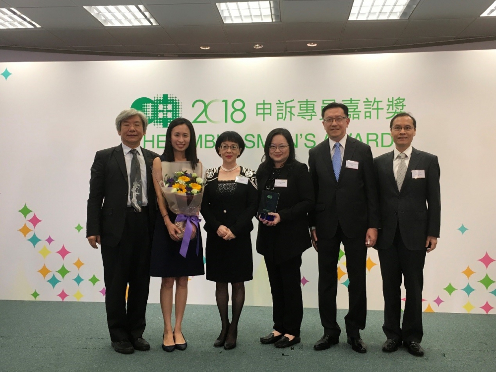 Ms. Annie TANG Ka-yuet (second
left) and Ms. Tanya TSUI Wing-har
(third right), DSD Engineers, received
Awards for Officers of Public
Organisations at the “Ombudsman’s
Awards 2018”. caption