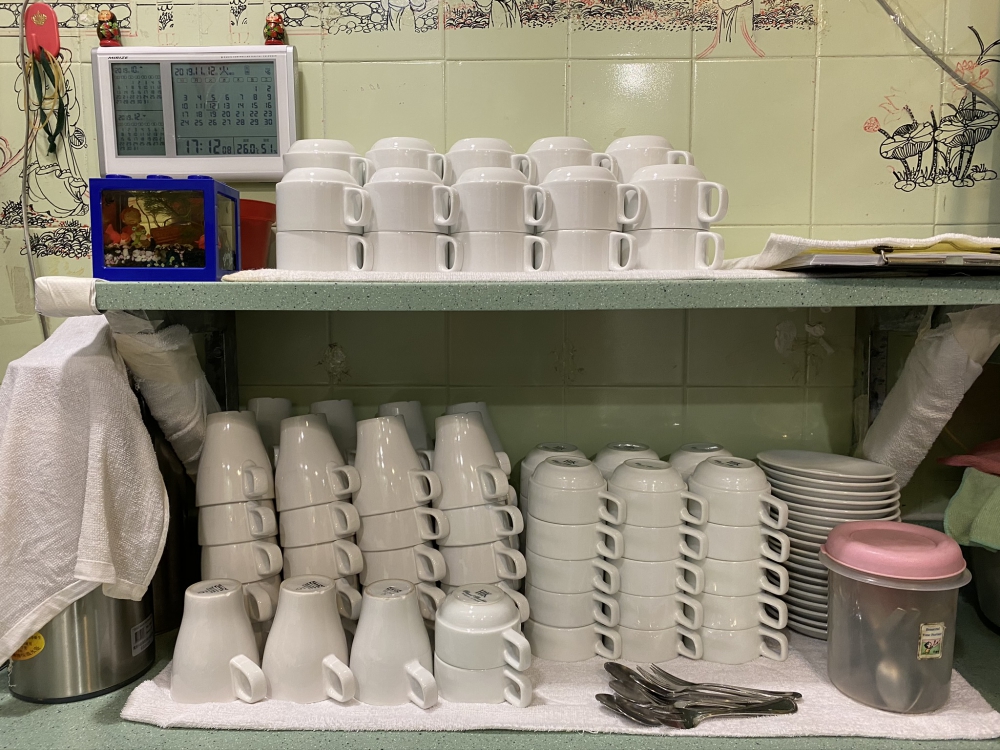 办公室茶水间提供可重用的餐具，供同事们在会议及活动上使用