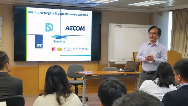 参加者在工作坊为工程订定共同目标