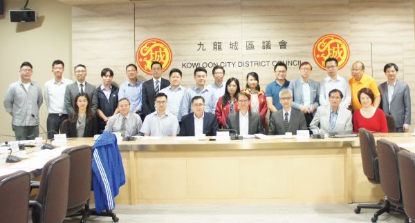 2019年4月11日，本署署长卢国华先生（前排右三）出席九龙城区区议会会议