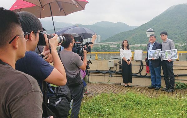 本署时任工程师叶丽玉女士（左）和香港科技大学王幼行教授（中）及其团队介绍沙田污水处理厂搬迁往岩洞工程中使用的绿色人工智能鹭鸟林监察技术。