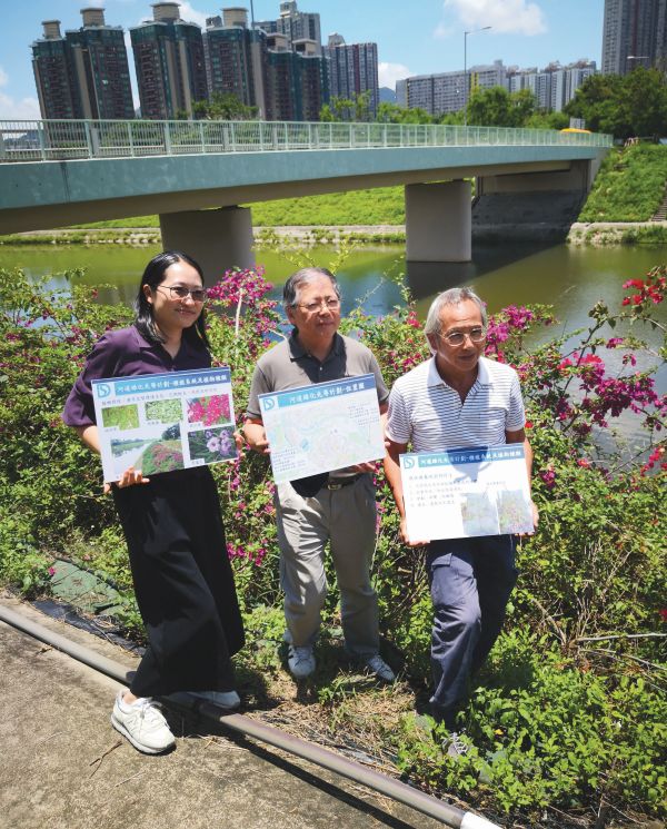 时任工程师谭杰帆先生（中）及叶婉仪女士（左）向记者讲述梧桐河的河道绿化先导计划。