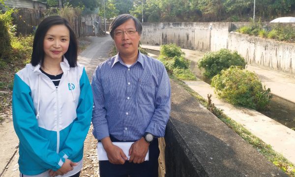 本署工程师叶沛玑女士（左）和香港理工大学土木及环境工程学系韦永康教授（右）介绍已完成的河道生态改善试验工程。