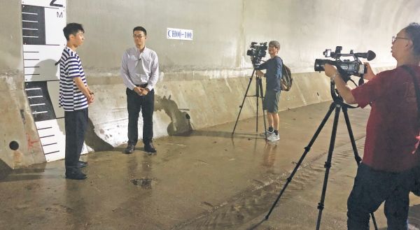 本署高级工程师黎玉安先生、工程师刘耀文先生和时任工程师黄德诚先生介绍本署的防洪设施和雨季前的准备工作。