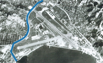 In 1940s, while the extension of Kai Tak Airport was underway, Kai Tak Nullah was constructed along the outer peripheral edge of the Airport. (Source: © British Crown Copyright/MOD)