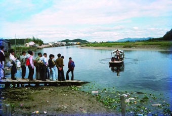 A Hand-pulled Boat at the Old Kam Tin River Estuary in the 1970s (Photo by Howard Leung)