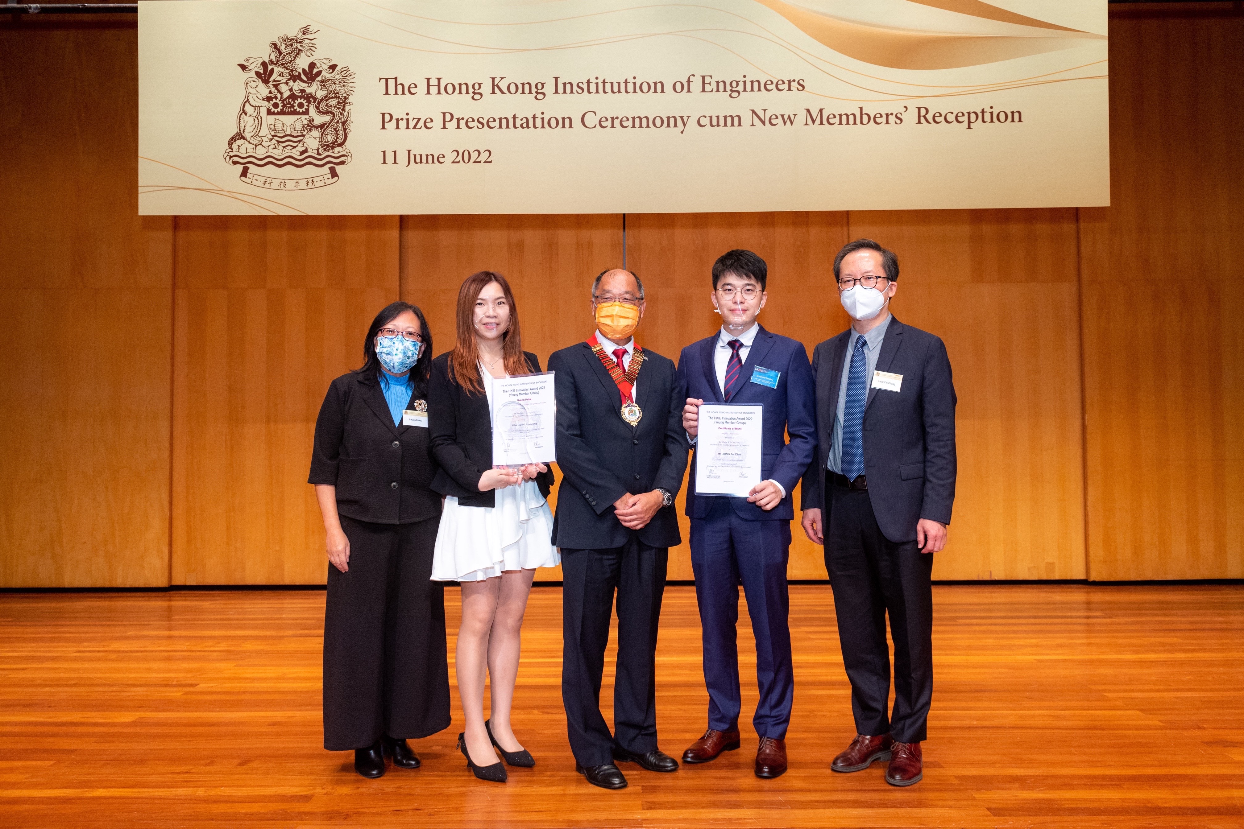 The group photo of the Director of Drainage Services, Ms Alice PANG (first left), the Assistant Director / Electrical & Mechanical, Mr KO Chi-chung (first right), the President of the HKIE, Ir Edwin CHUNG Kwok-fai (centre), Electrical & Mechanical Engineer, Ms Stephanie LEUNG Yuen-ting (second left) and Assistant Electrical & Mechanical Engineer Mr Winson LEUNG Tsz-chiu (second right)