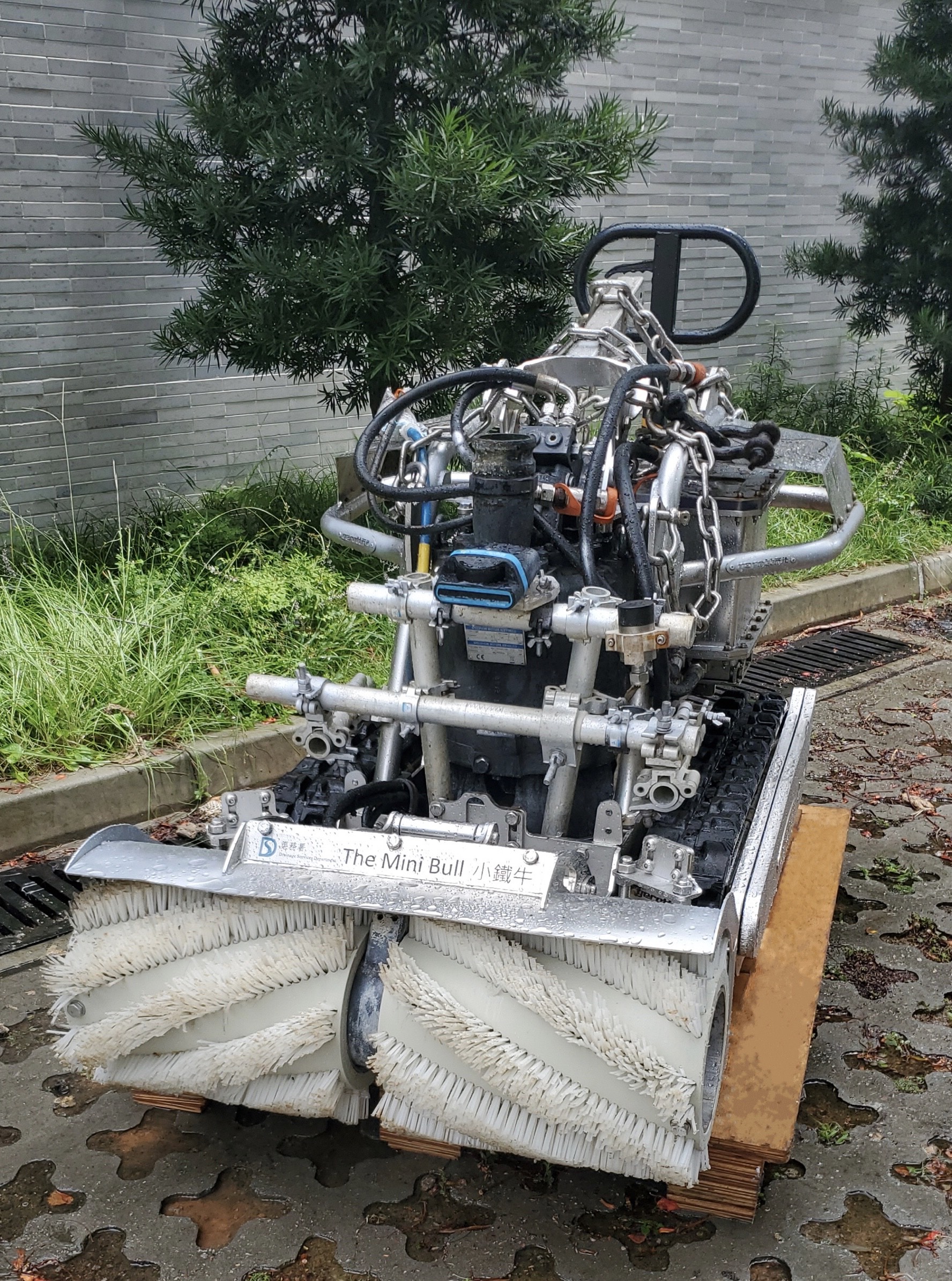 “The Mini Bull” : Remotely Operated Underwater Wet Wells Cleaning Vehicle