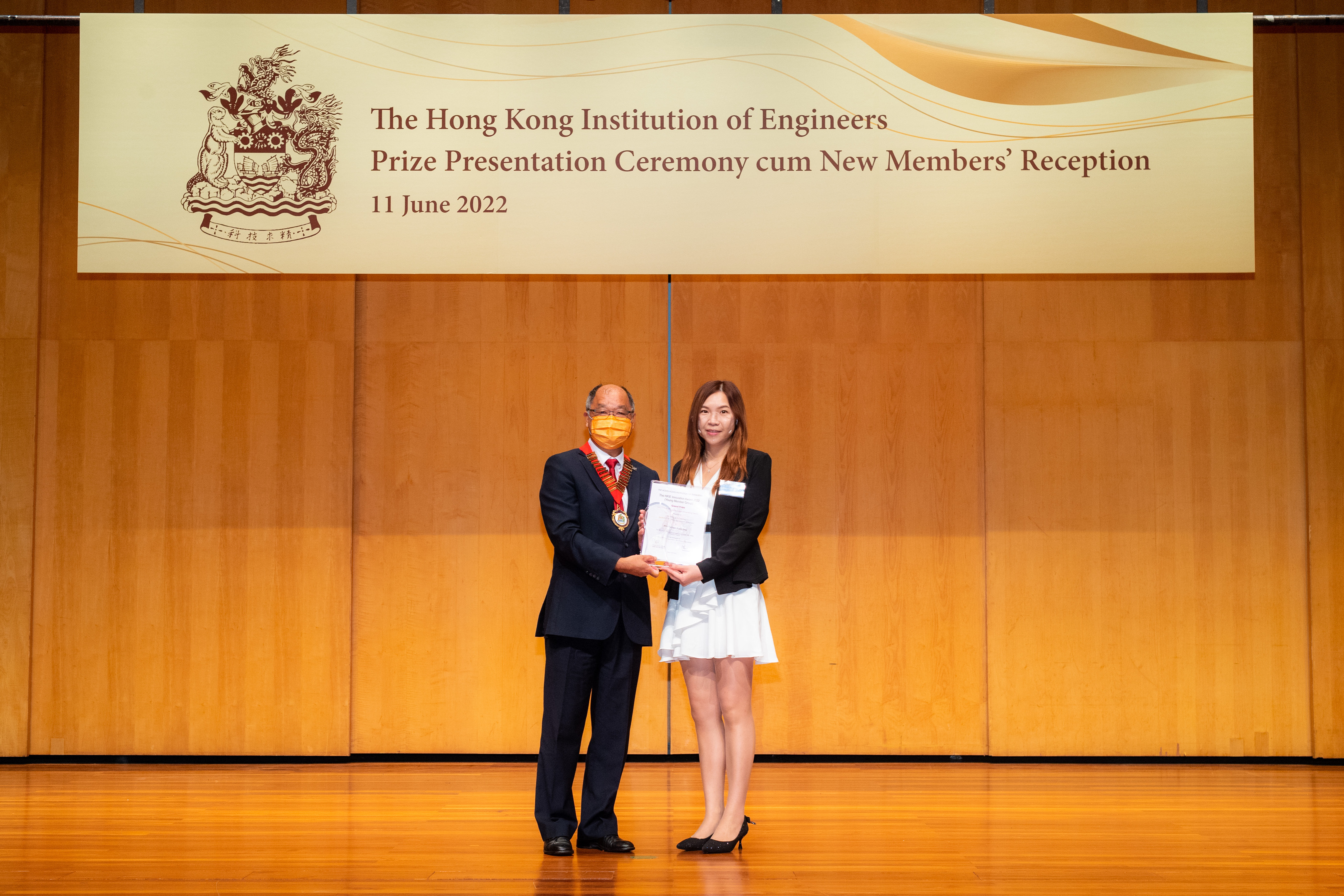 Electrical & Mechanical Engineer, Ms Stephanie LEUNG Yuen-ting (right) receives the Grand Prize in Category II (An Innovative Application of Engineering Theories) of“The HKIE Innovation Awards (Young Member Group) 2022”