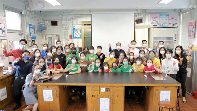 Group photo of Prof. Yeung King-lun and his research team, Heep Yunn School and the DSD after the hydrogel experiment