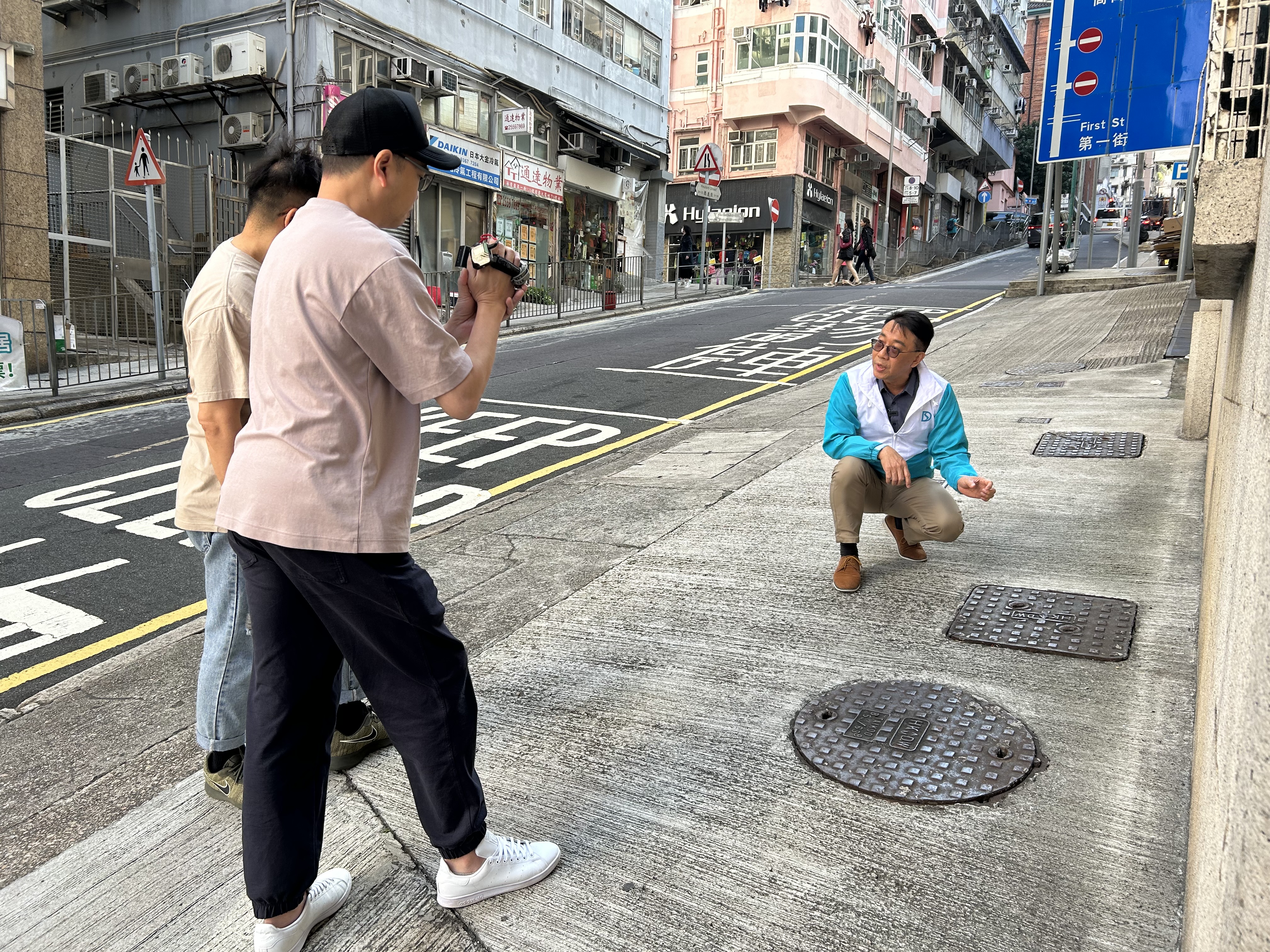 DSD Hotline Superintendent, Mr Sammy LAI Chiu-leung, introduced the history of manhole cover during the interview by Ta Kung Pao