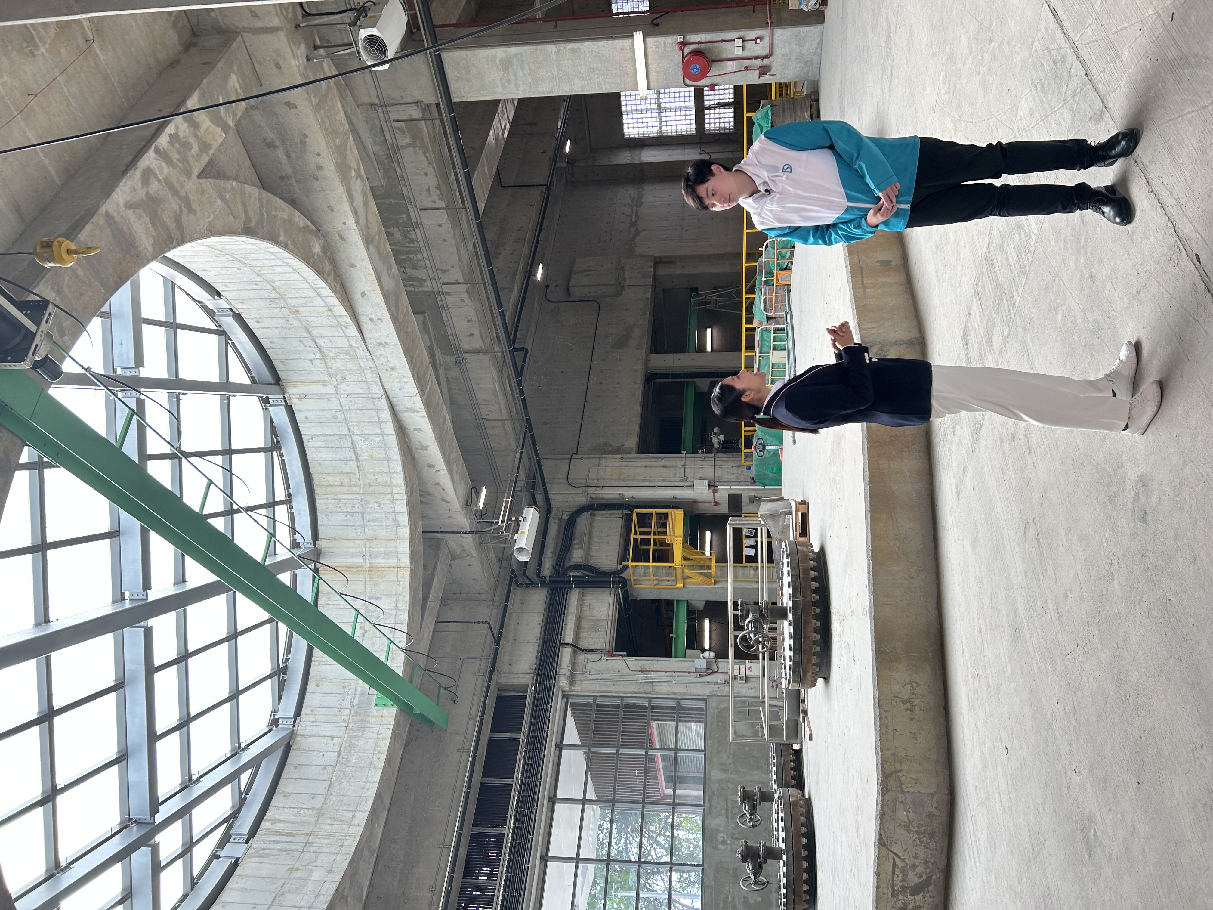 DSD Engineer, Mr John MUI Chi-kin, introduced the Enhancement Works for Kwun Tong Sewage Pumping Station to the reporter