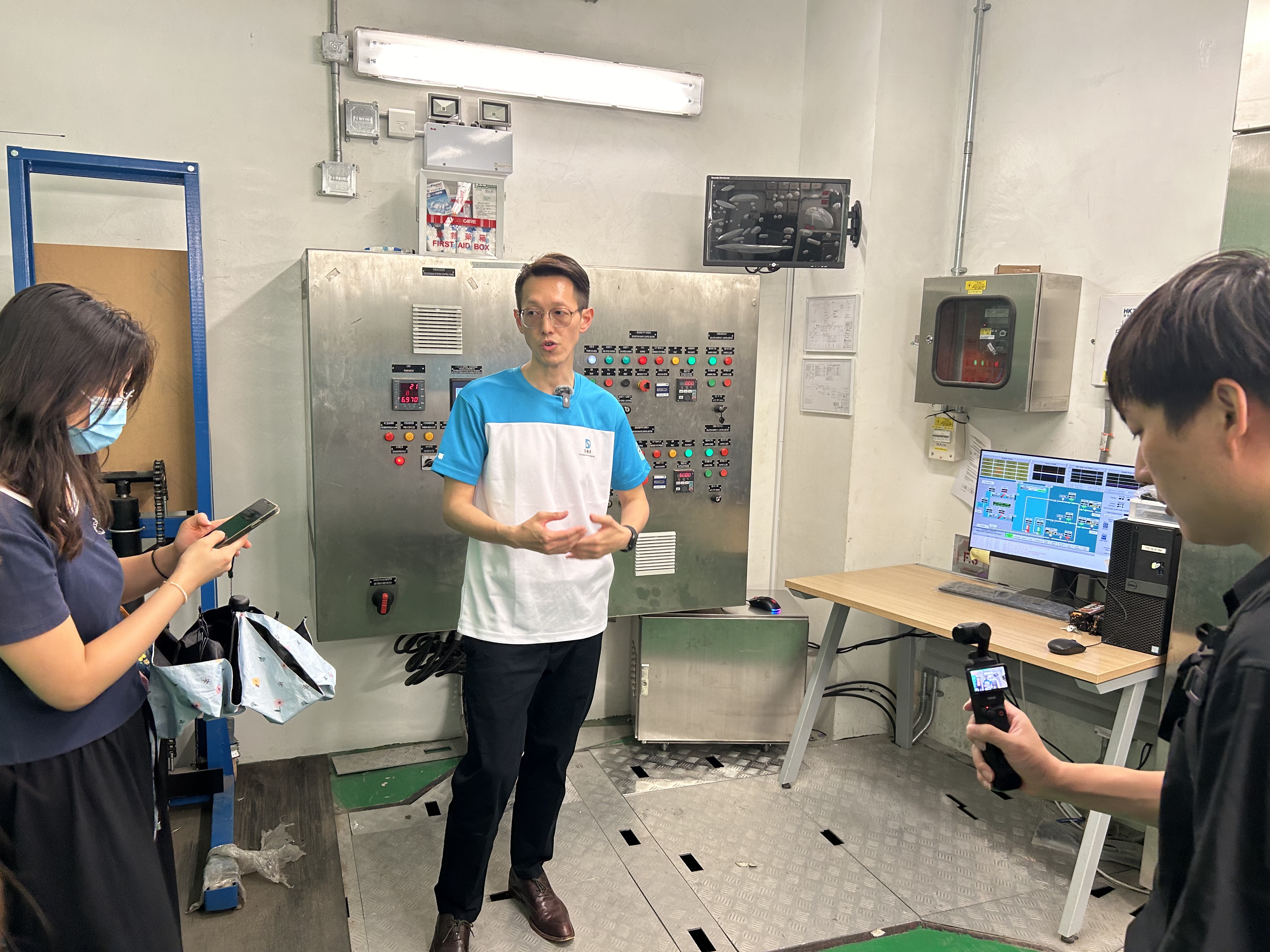 渠务署工程师张硕先生带领记者参观樱桃街箱形雨水渠旱季截流器的控制室