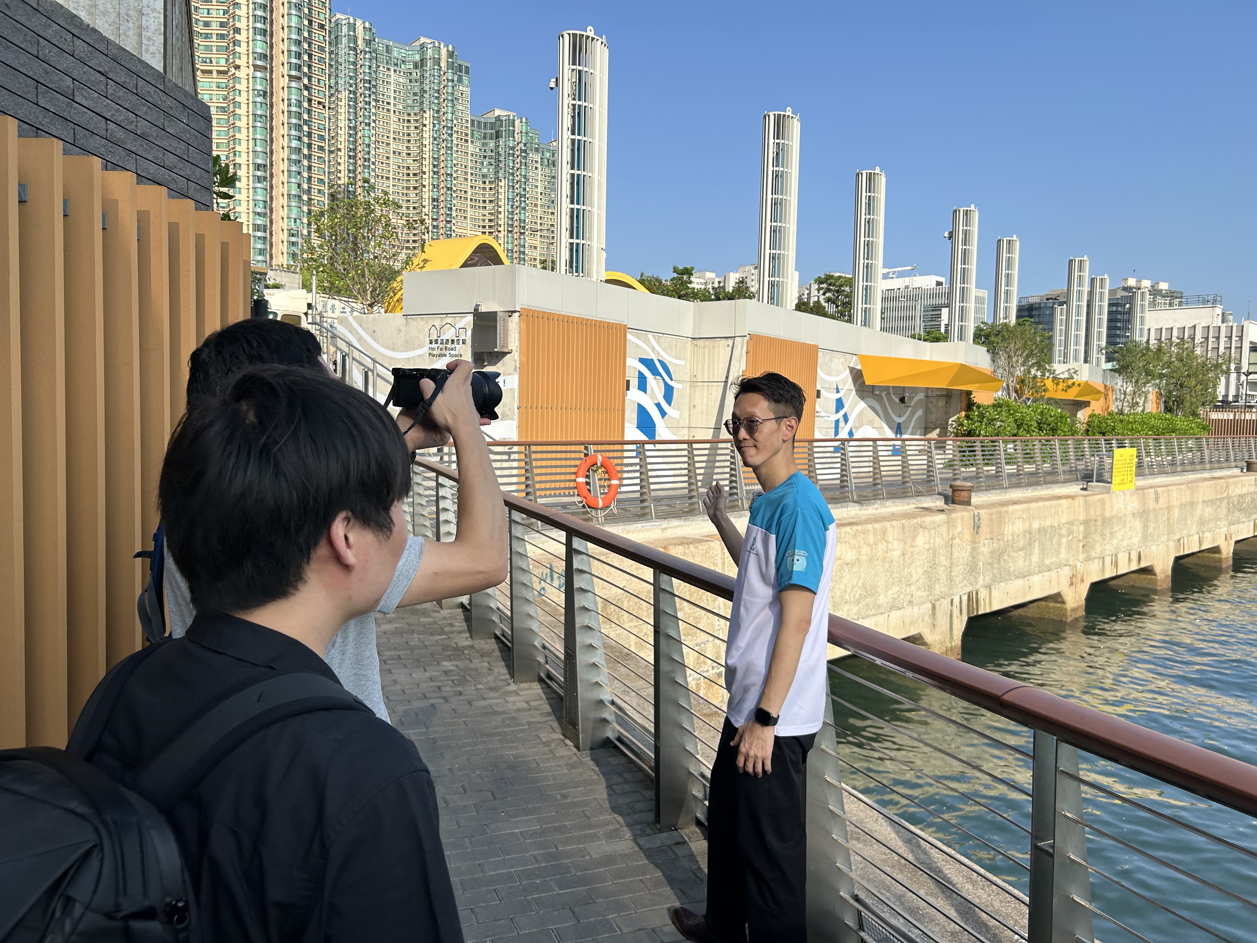 渠务署工程师张硕先生接受文汇报访问，介绍樱桃街箱形雨水渠旱季截流器的运作