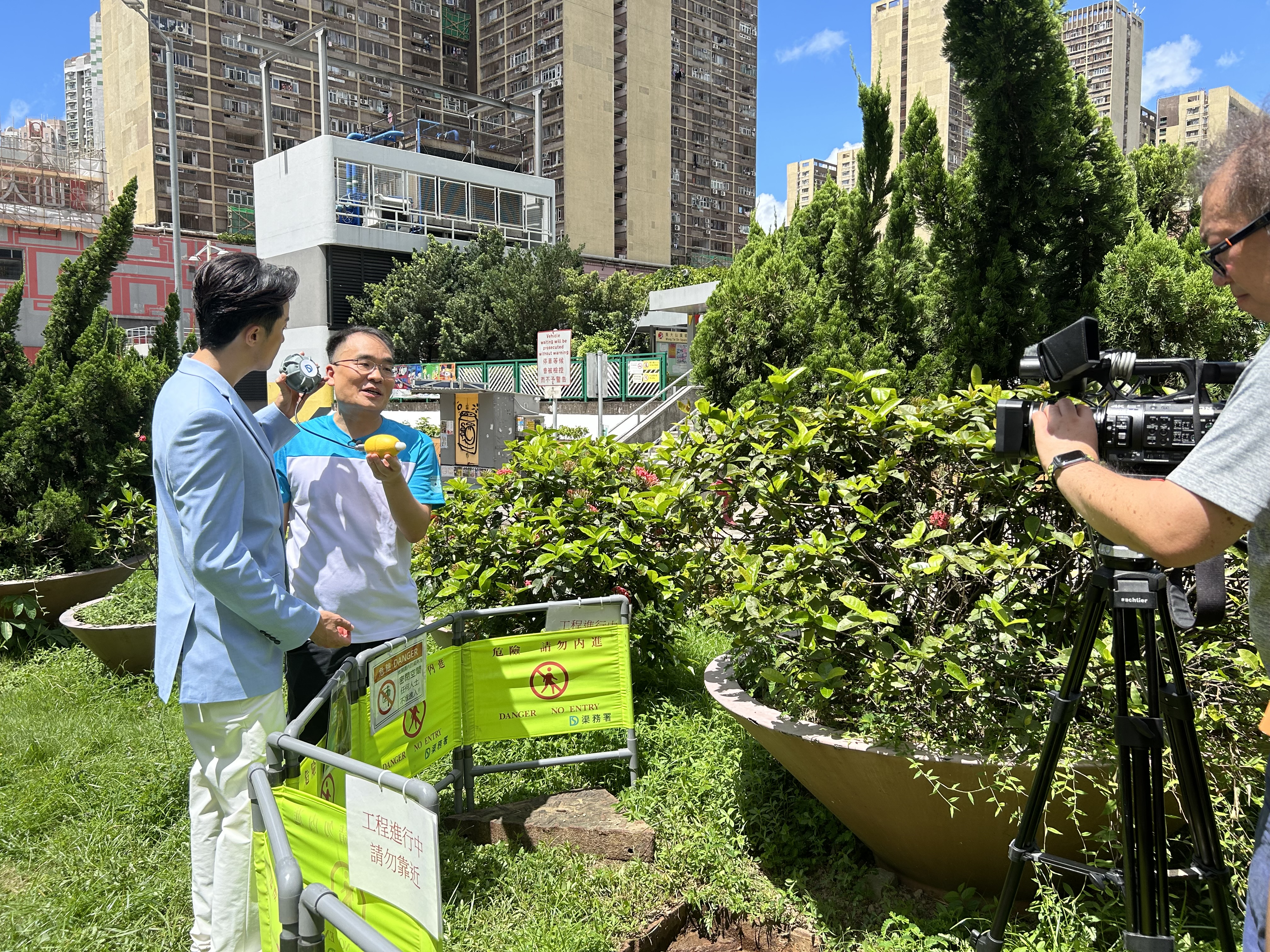 渠务署林子超先生向记者讲解「柠檬查」的运作