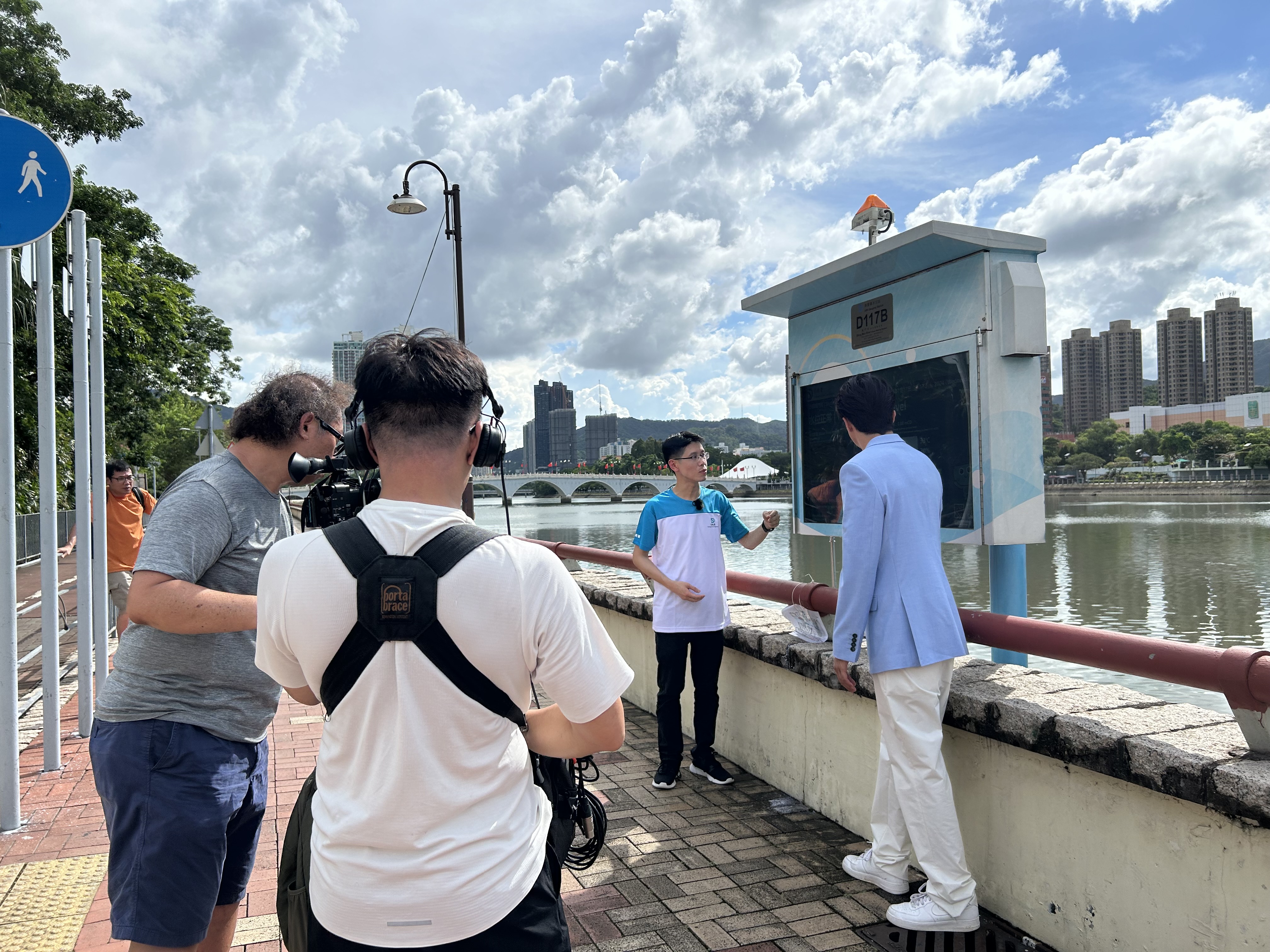 渠务署工程师麦兆伟先生向记者介绍位于沙田城门河的防洪智慧系统的运作