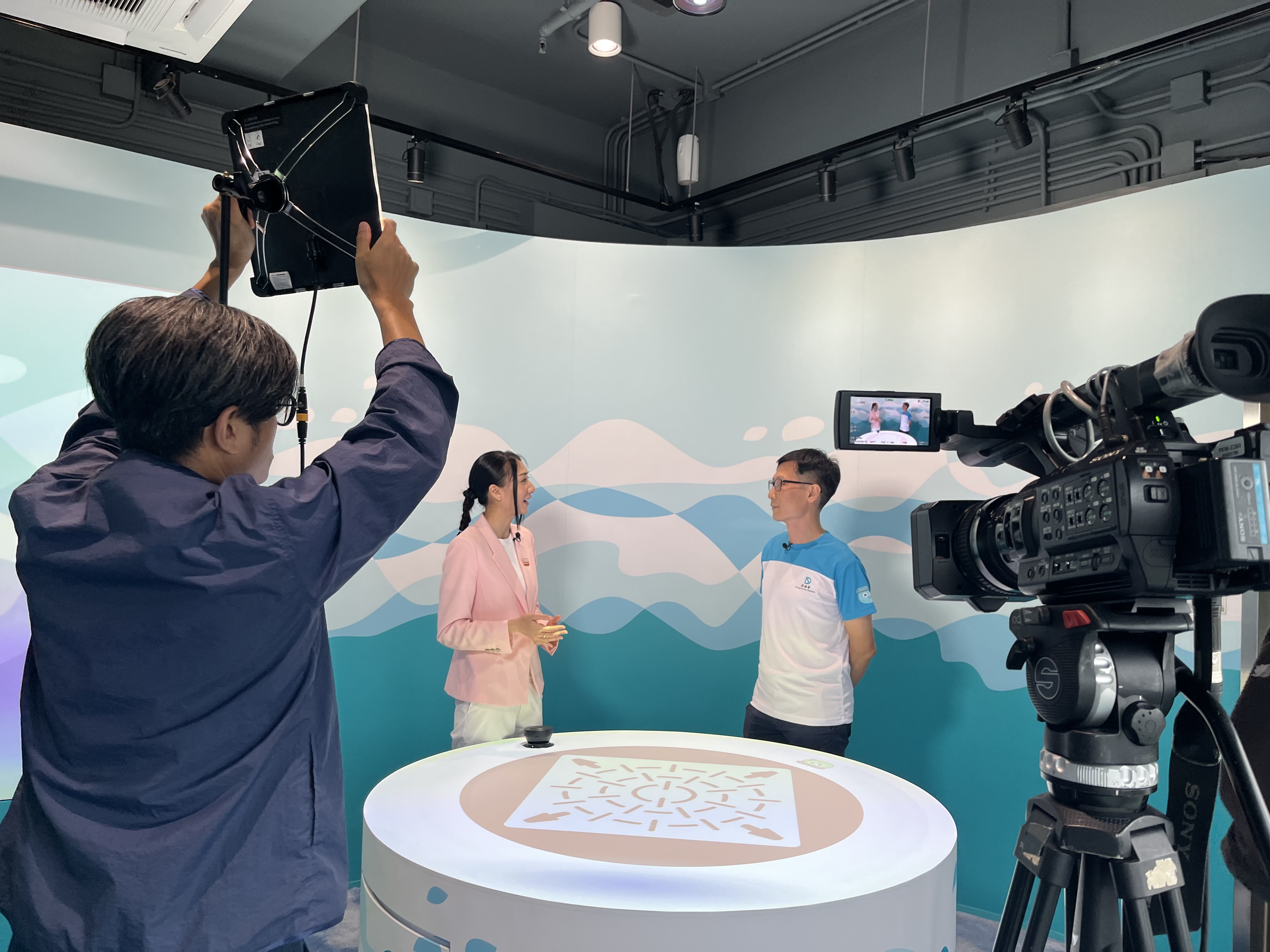 DSD Senior Electrical & Mechanical Engineer, Mr Derek SAM Kai-pong, introduced to the reporter the operation of the solar farm monitoring room located at the Siu Ho Wan Sewage Treatment Works