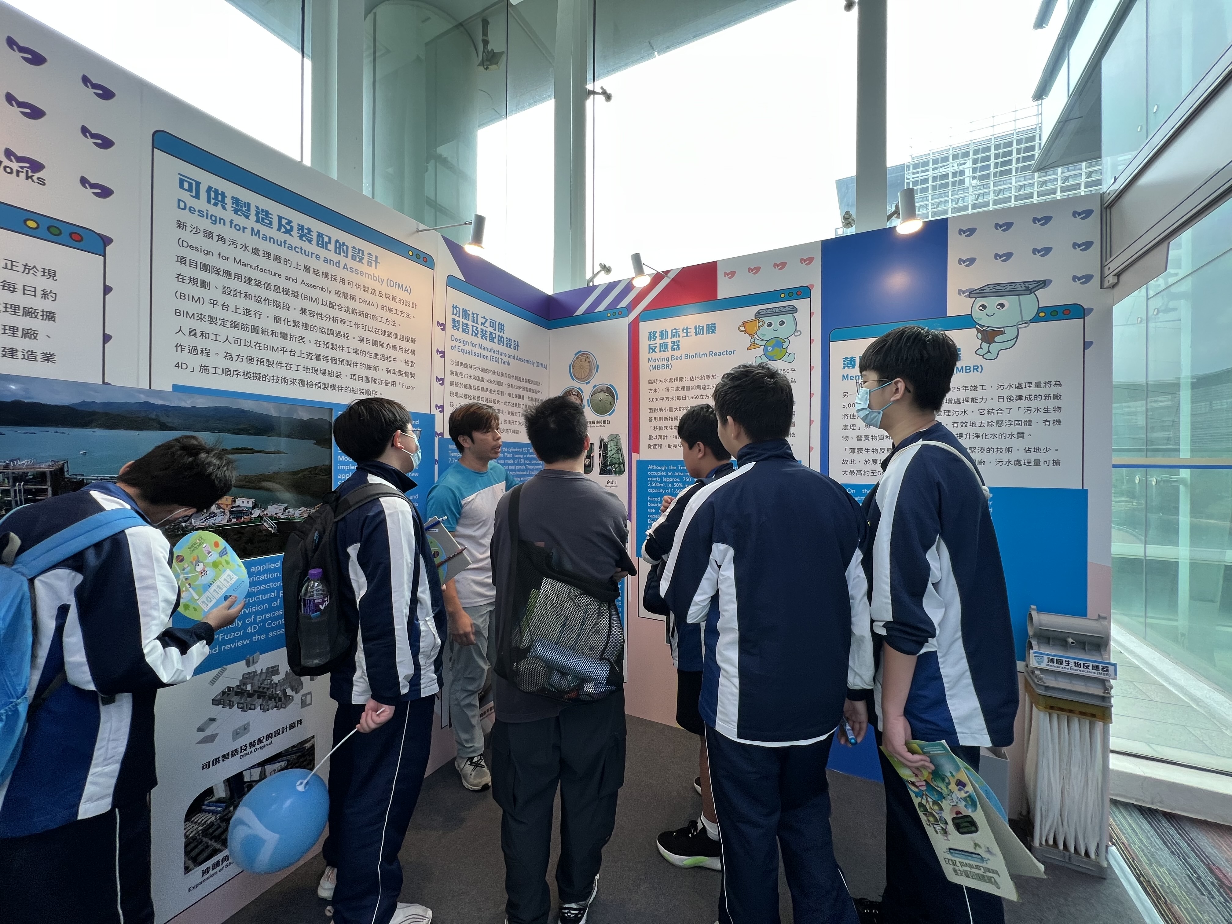 本署同事向參觀者介紹工程項目所應用的多項創新科技