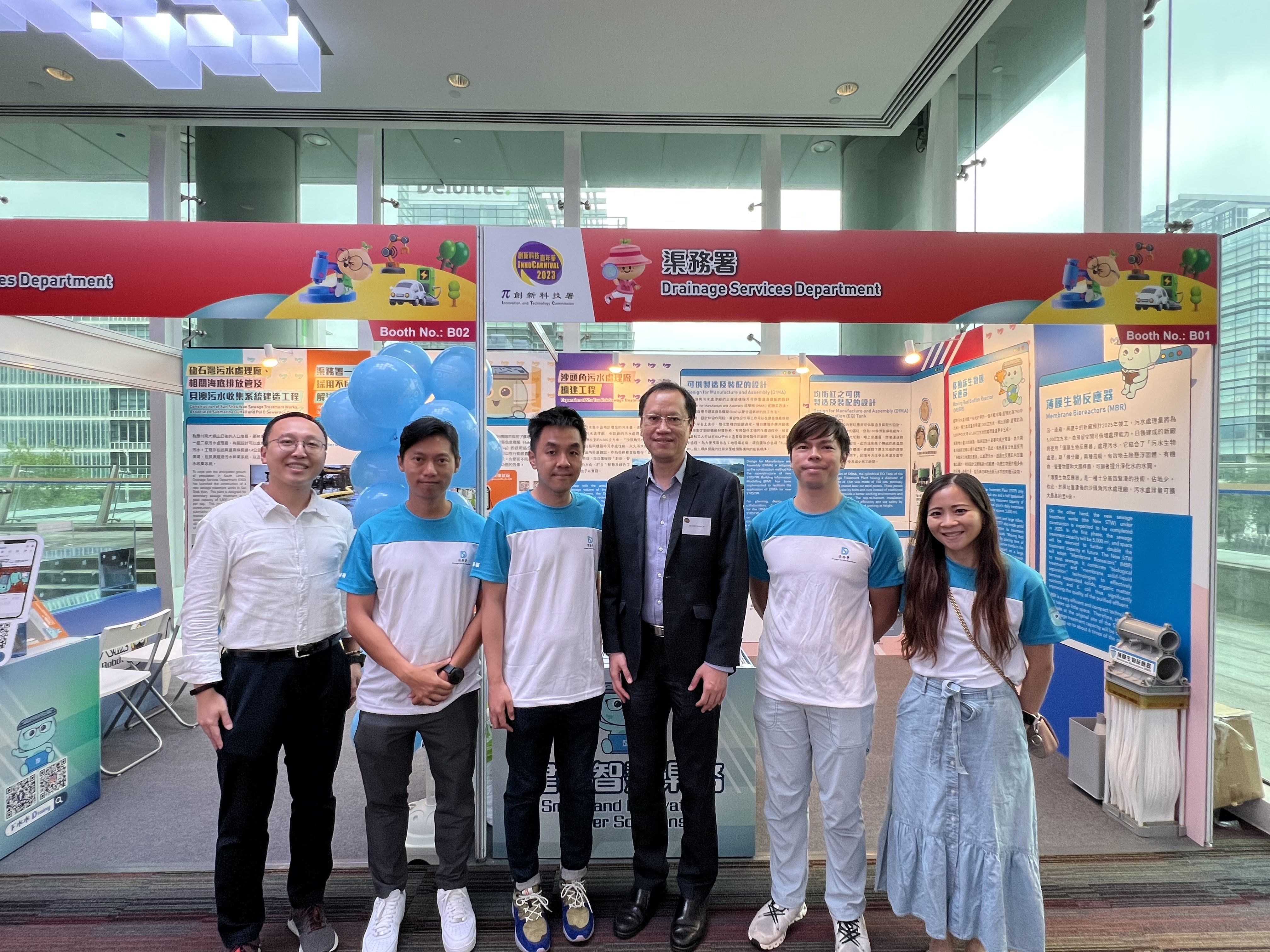 署理渠務署署長徐仕基先生（右三）與渠務署同事合照