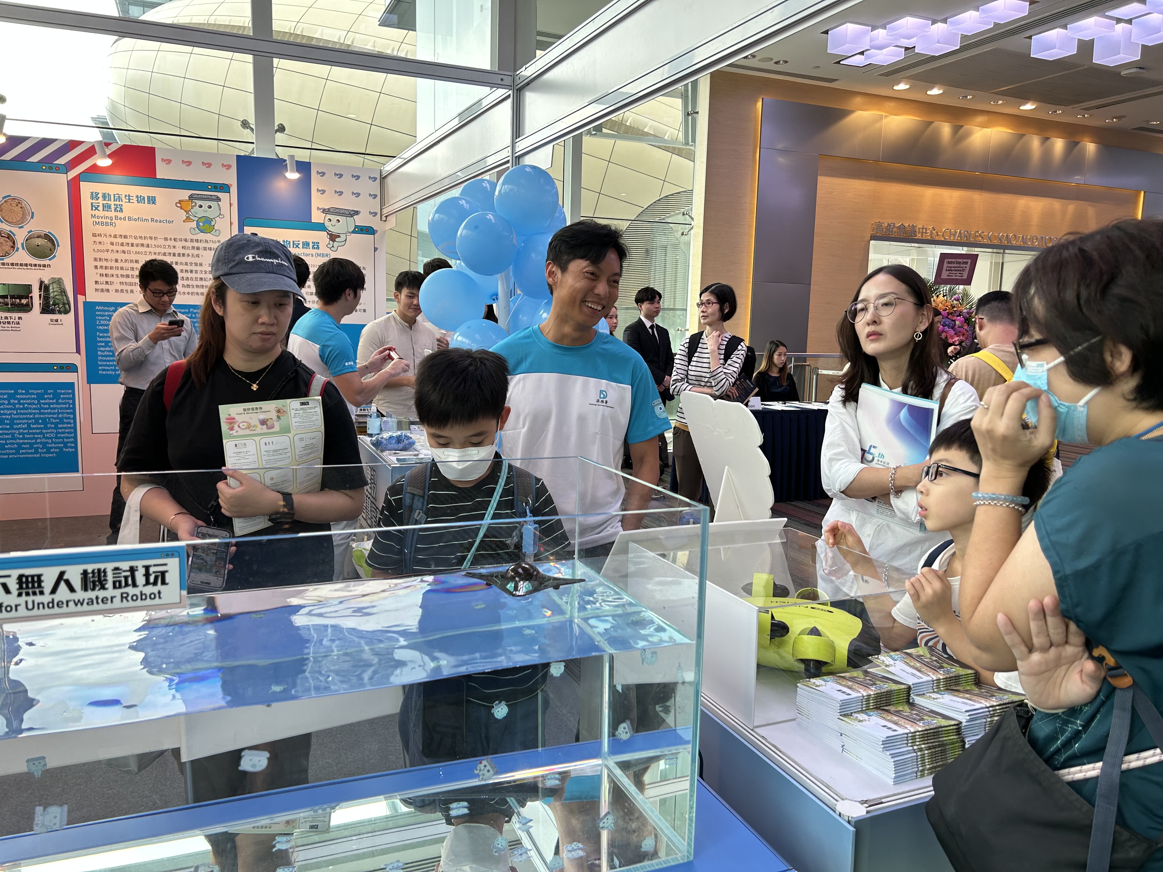 市民參觀本署的展覽攤位