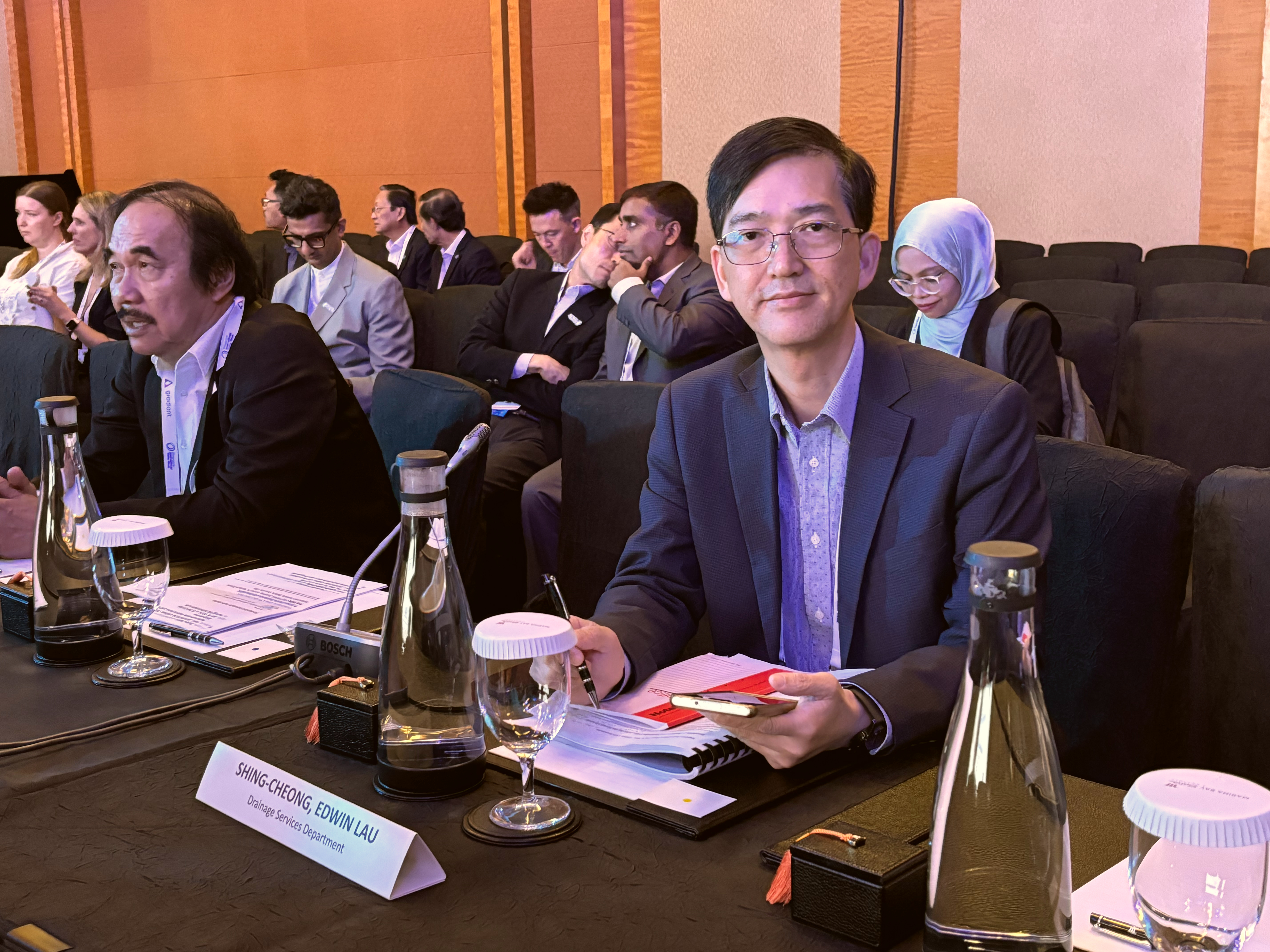 渠務署助理署長劉勝昌先生於2024年新加坡國際水周的公共事業領袖圓桌會議中分享了元朗淨水設施達至能源中和的設計，展示渠務署就邁進減碳排放及淨零的抱負。