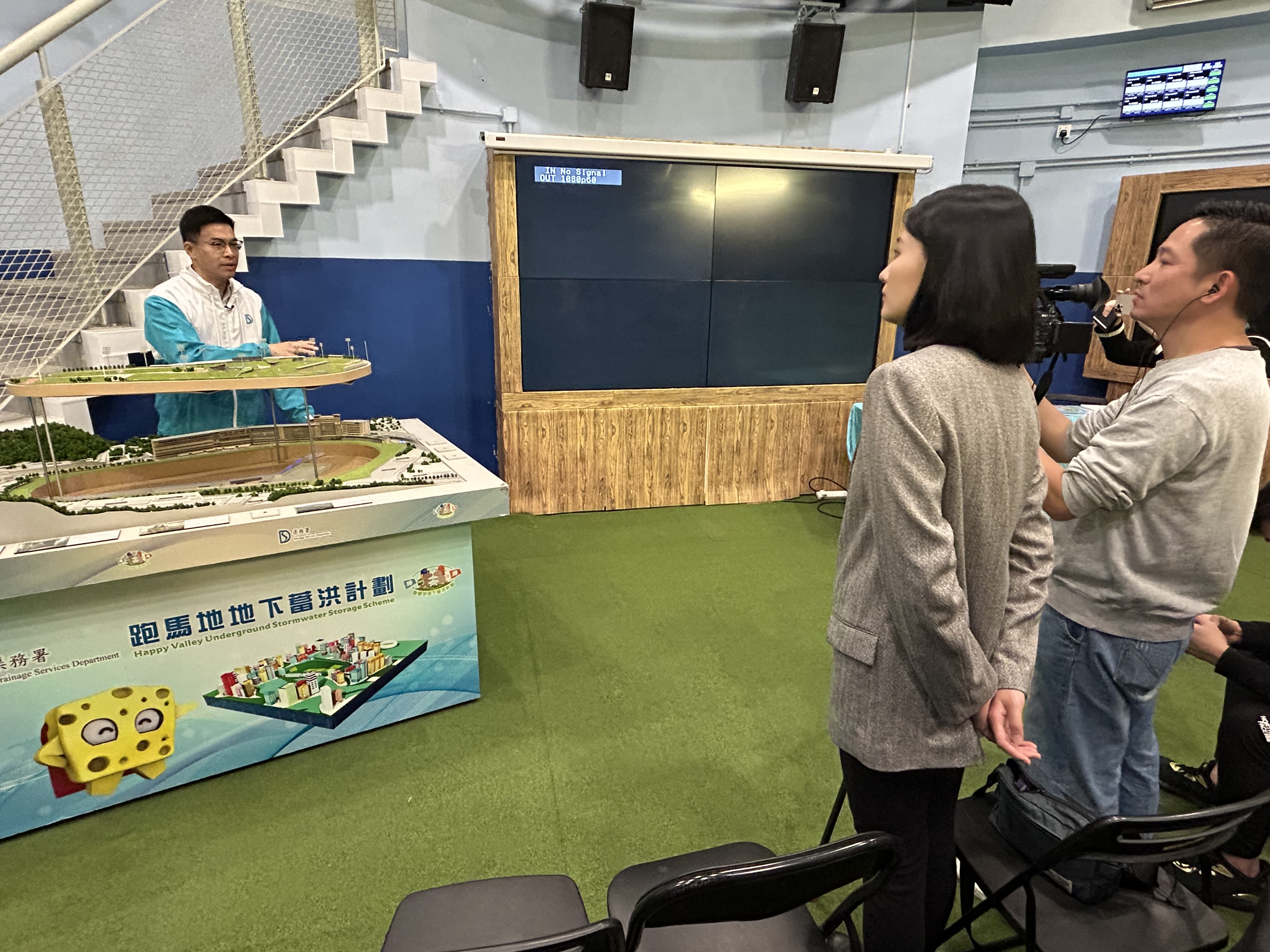 DSD Engineer, Mr Alex LAU Yiu-man, introduced the operation of the Happy Valley Underground Stormwater Storage Scheme to Phoenix TV reporter