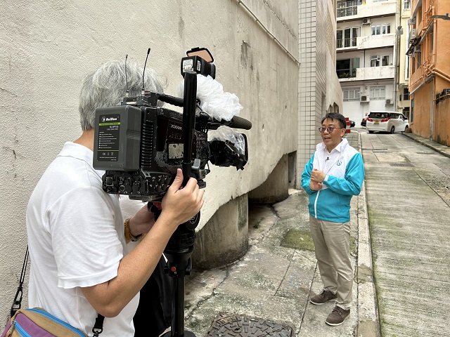 DSD Hotline Superintendent, Mr Sammy LAI Chiu-leung, introduced to the reporter the history of manhole cover and design modification over the years