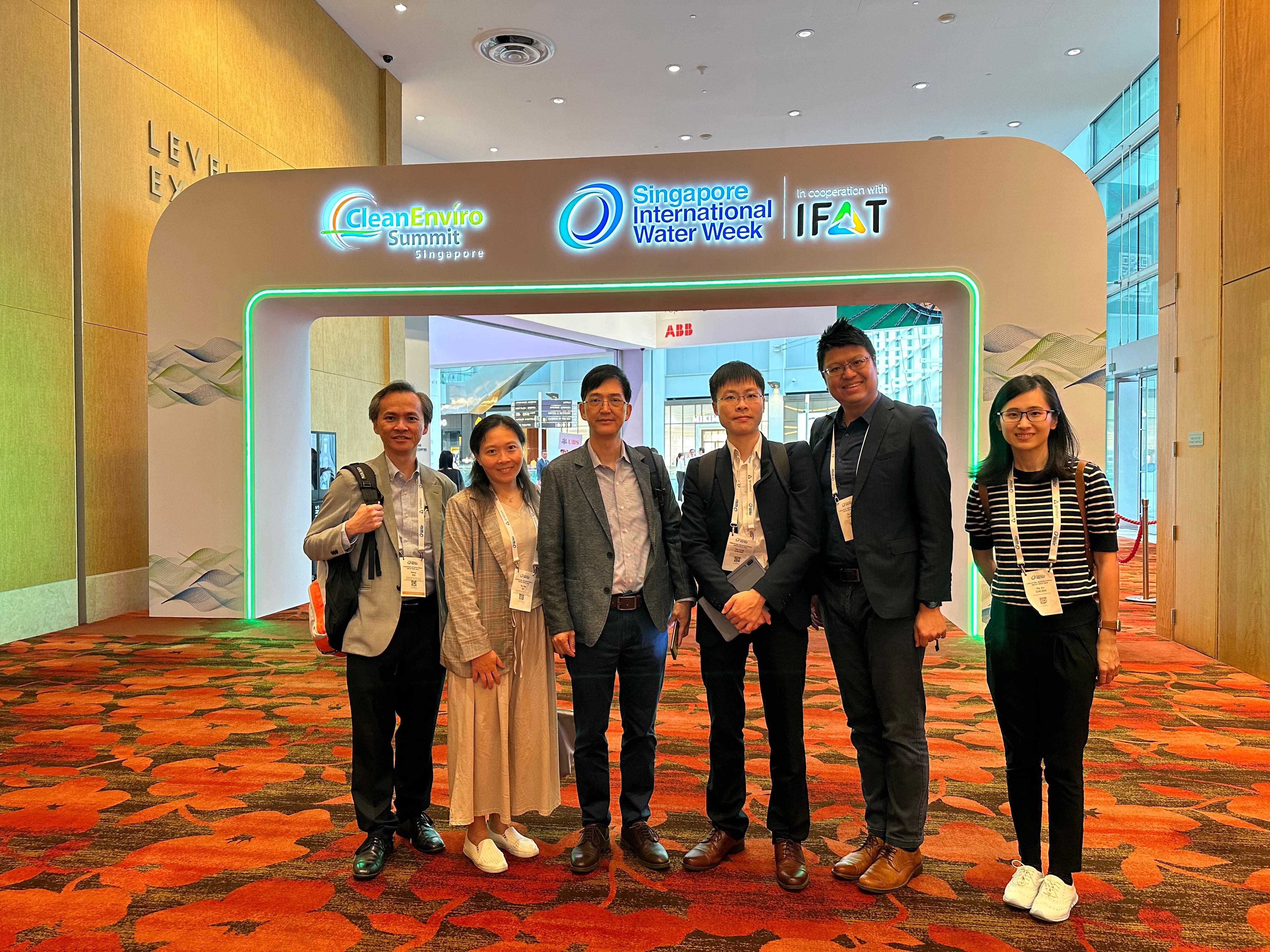 渠務署助理署長劉勝昌先生(左三)帶領渠務署考察團出席於新加坡濱海灣的金沙會展中心舉行的2024年新加坡國際水周。