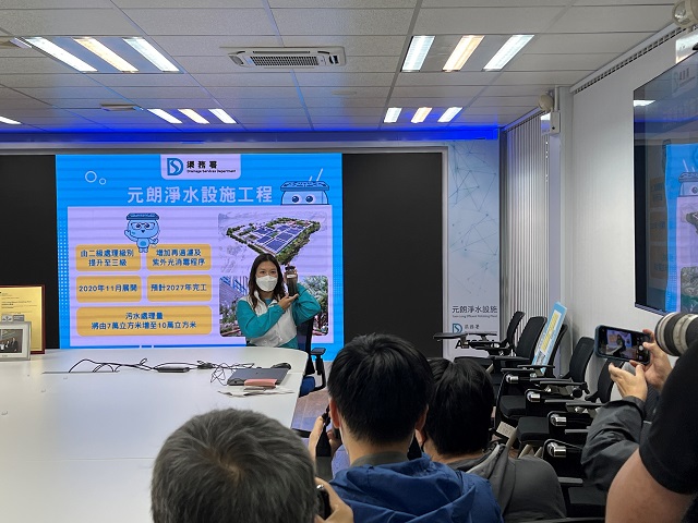 DSD Engineer, Ms Victoria CHAN Wan-yan, introduced Aerobic Granular Sludge technology to the reporters