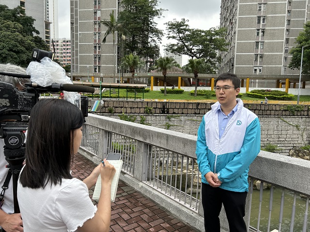 DSD Engineer, Mr Vincent WAN Chi-kin, explained the purposes of installation of coloured manhole covers