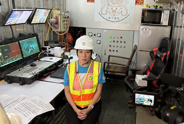 DSD Engineer, Ms Joey HO Chung-yan introduced the operation of the desilting robots to the reporters