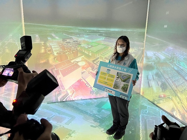 DSD Engineer, Ms Victoria CHAN Wan-yan, introduced the Yuen Long Effluent Polishing Plant project to the reporters using CAVE
