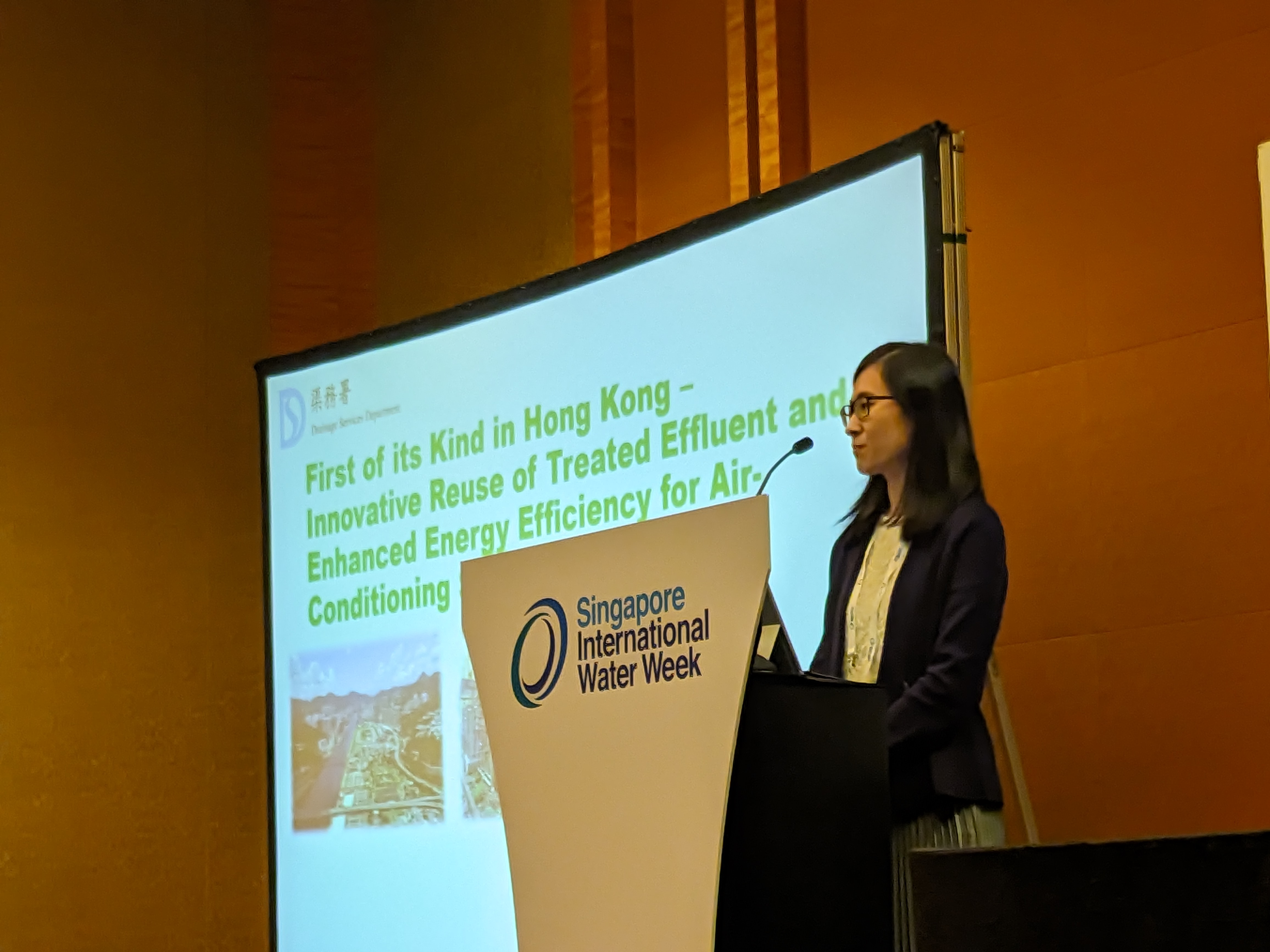  渠務署機電工程師張碧茜女士於2024年新加坡國際水周中分享於沙田污水處理廠中創新使用經處理排放水以提升空調制冷的能源效益的經驗。