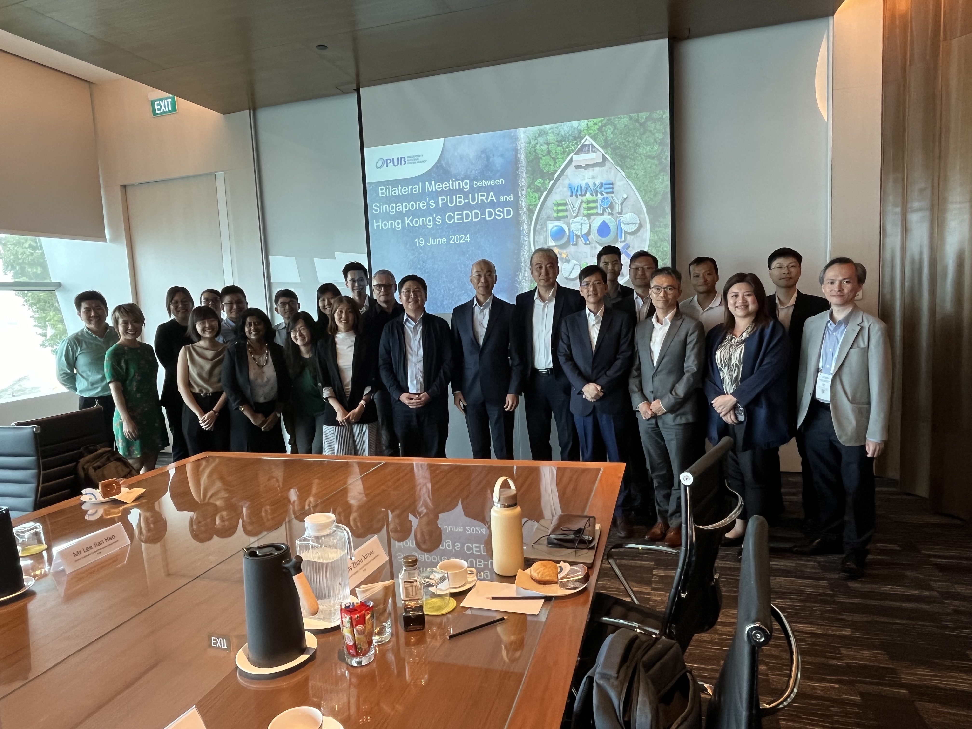 渠務署代表團聯同土木工程拓展署代表團與新加坡公用事業局及新加坡市區重建局會面，雙方就兩地共同面對的挑戰進行交流，包括為應對氣候變化所引致的海平面上升和極端降雨制定防洪策略、強化應對極端天氣的措施及規劃大型區域發展項目中的防洪及應對沿岸災害的措施 。