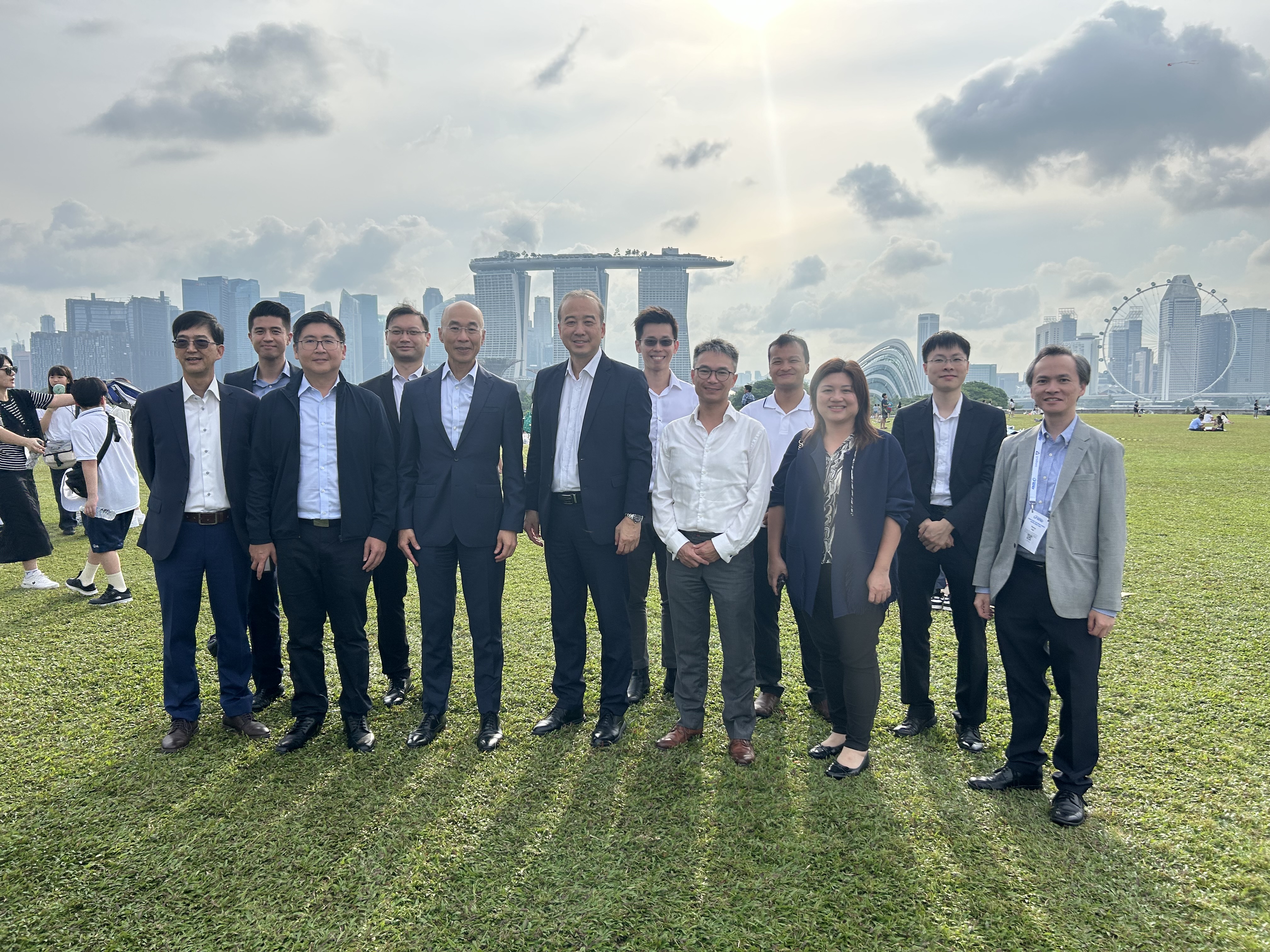 渠務署代表團聯同土木工程拓展署代表團與新加坡公用事業局及新加坡市區重建局會面，雙方就兩地共同面對的挑戰進行交流，包括為應對氣候變化所引致的海平面上升和極端降雨制定防洪策略、強化應對極端天氣的措施及規劃大型區域發展項目中的防洪及應對沿岸災害的措施 。