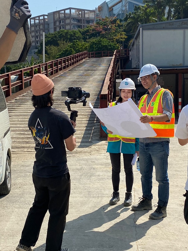 渠務署見習工程師吳沚諺向記者介紹工程師其中一項工作是監察工程進度