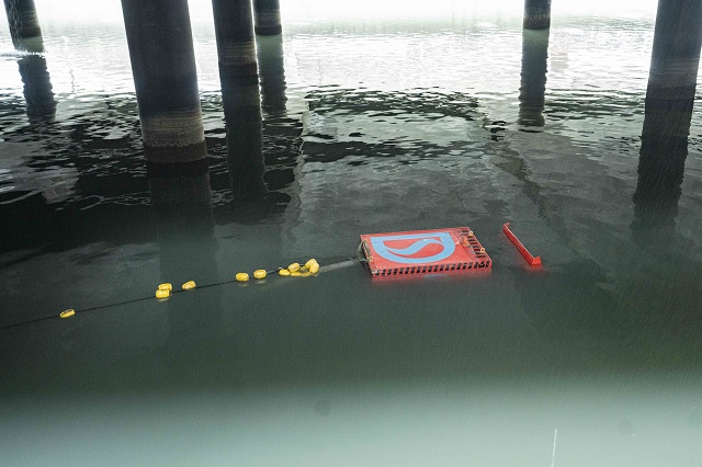 渠务署积极运用新科技提升排水系统保养及维修工作的效率和安全。图示河道清淤机械人「深水清」在屯门河进行清淤工作。