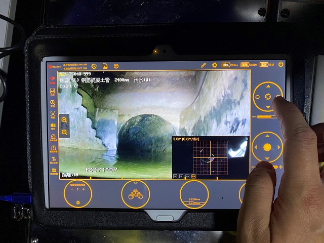 渠务署积极运用新科技提升排水系统保养及维修工作的效率和安全。图示工作人员透过管网检测机械人「声探」的镜头和声纳系统,遥距检视渠道的结构状况。