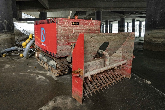 渠务署积极运用新科技提升排水系统保养及维修工作的效率和安全。图示渠务署最近引入的河道清淤机械人「深水清」。