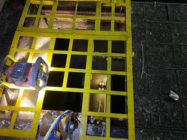 渠务署积极运用新科技提升排水系统保养及维修工作的效率和安全。图示管网检测机械人「声探」在狭窄及昏暗的地下渠管内工作,协助调查及评估结构状况。