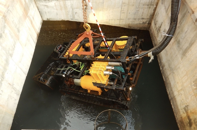 The Drainage Services Department (DSD) proactively incorporates new technologies to enhance the effectiveness and efficiencies of construction and maintenance works. Photo shows the DSD desilting robot entering a submerged box culvert