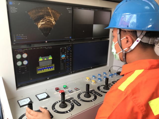 The Drainage Services Department proactively incorporates new technologies to enhance the effectiveness and efficiencies of construction and maintenance works. Photo shows an operator remotely controlling a desilting robot