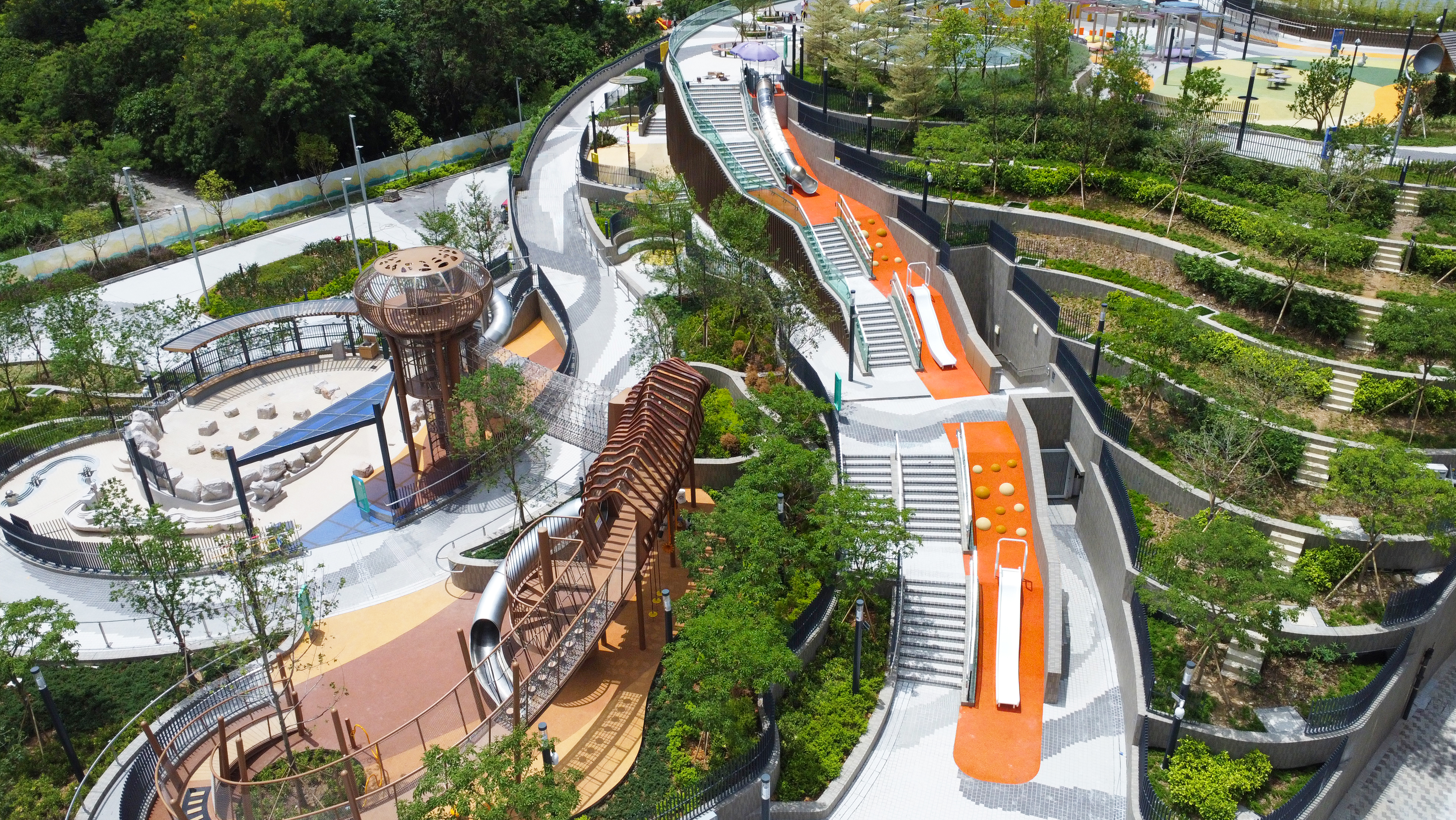  The Cha Kwo Ling Promenade and Tsui Ping Seaside officially opened today (August 24). Photo shows children’s play facilities on the landscaped deck on the promenade.