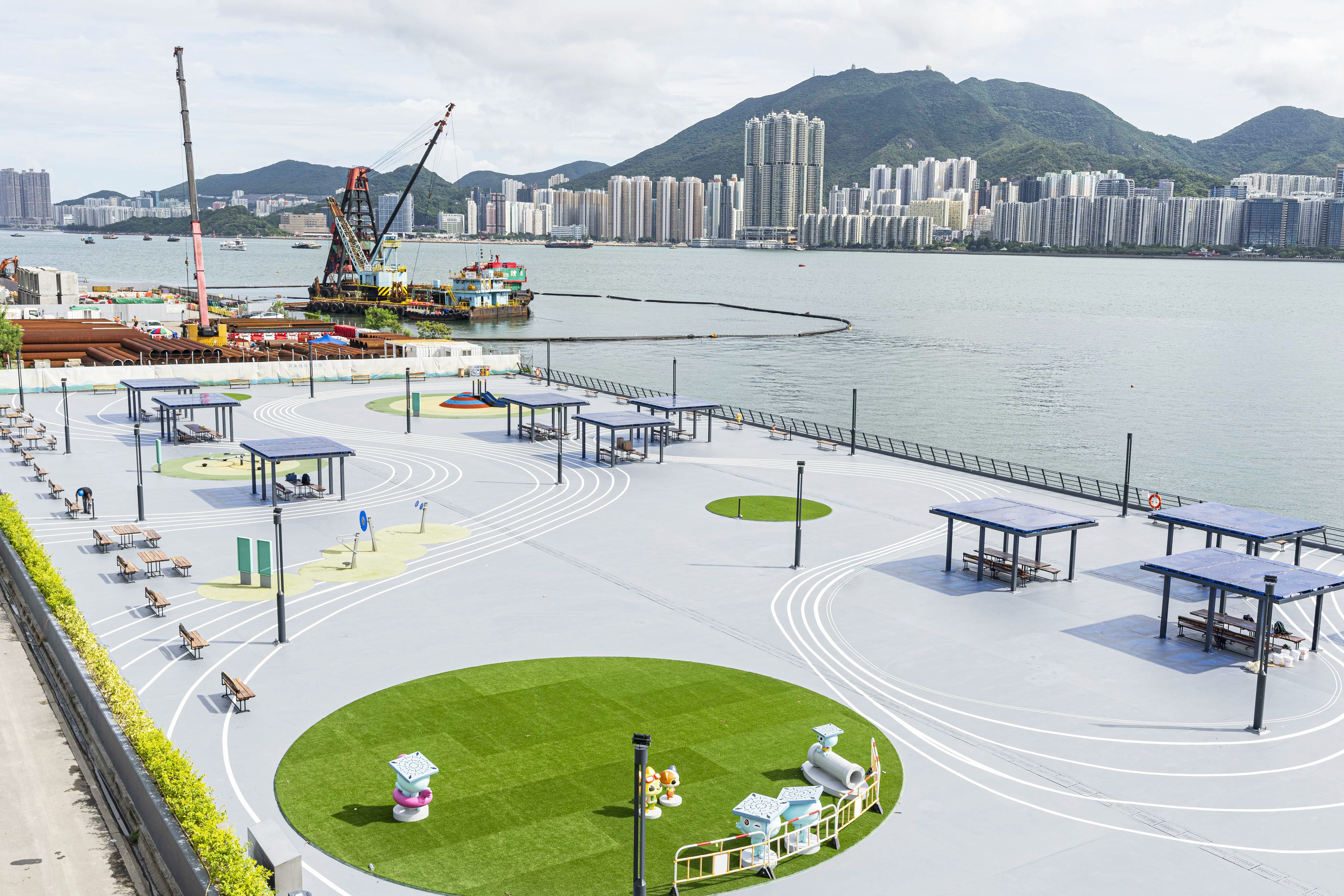 The Cha Kwo Ling Promenade and Tsui Ping Seaside officially opened today (August 24). Photo shows recreational facilities at the seaside of Victoria Harbour.