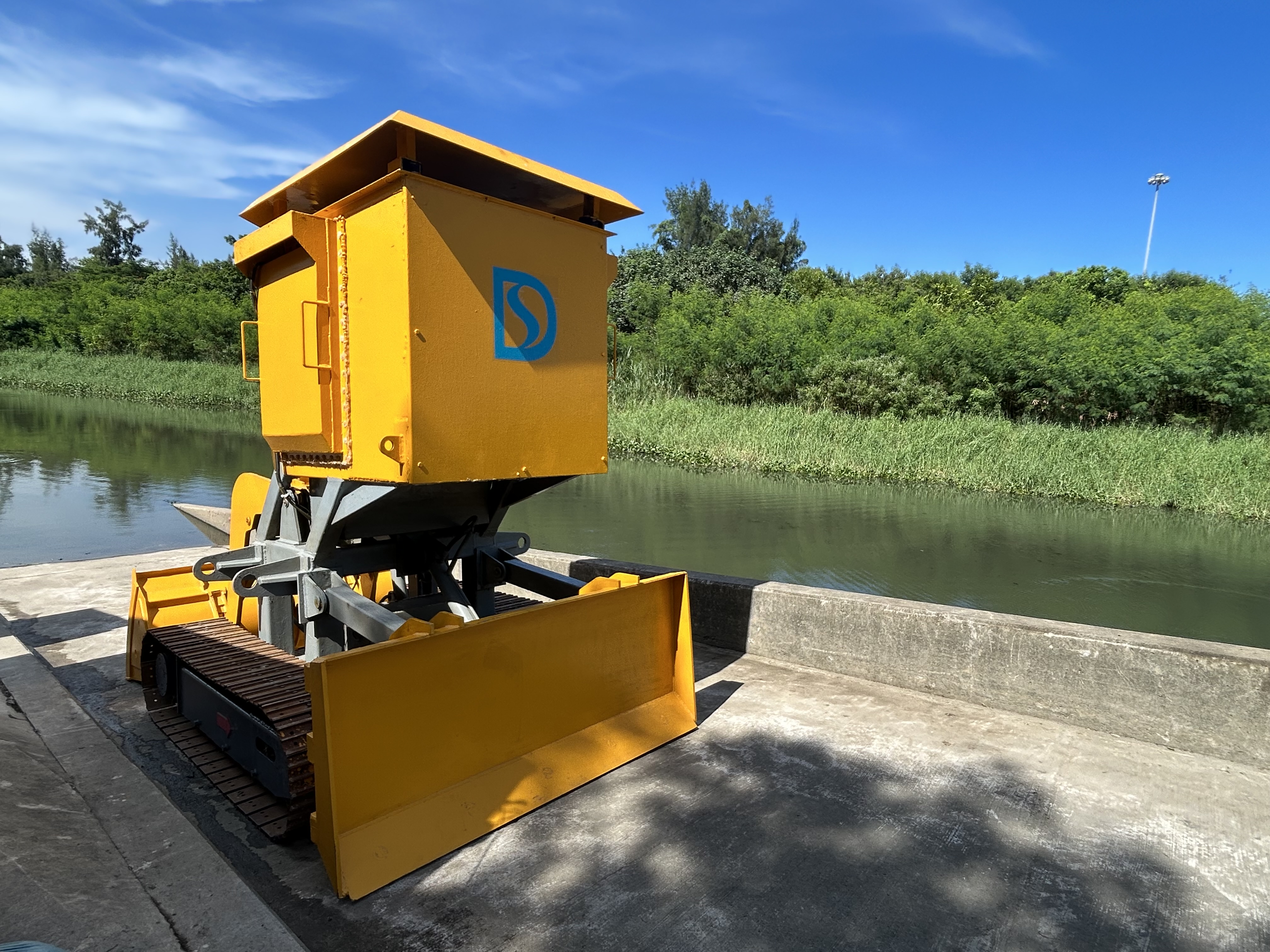 River Ranger - Wireless Battery-powered Remote-controlled Desilting Robot for River Channels