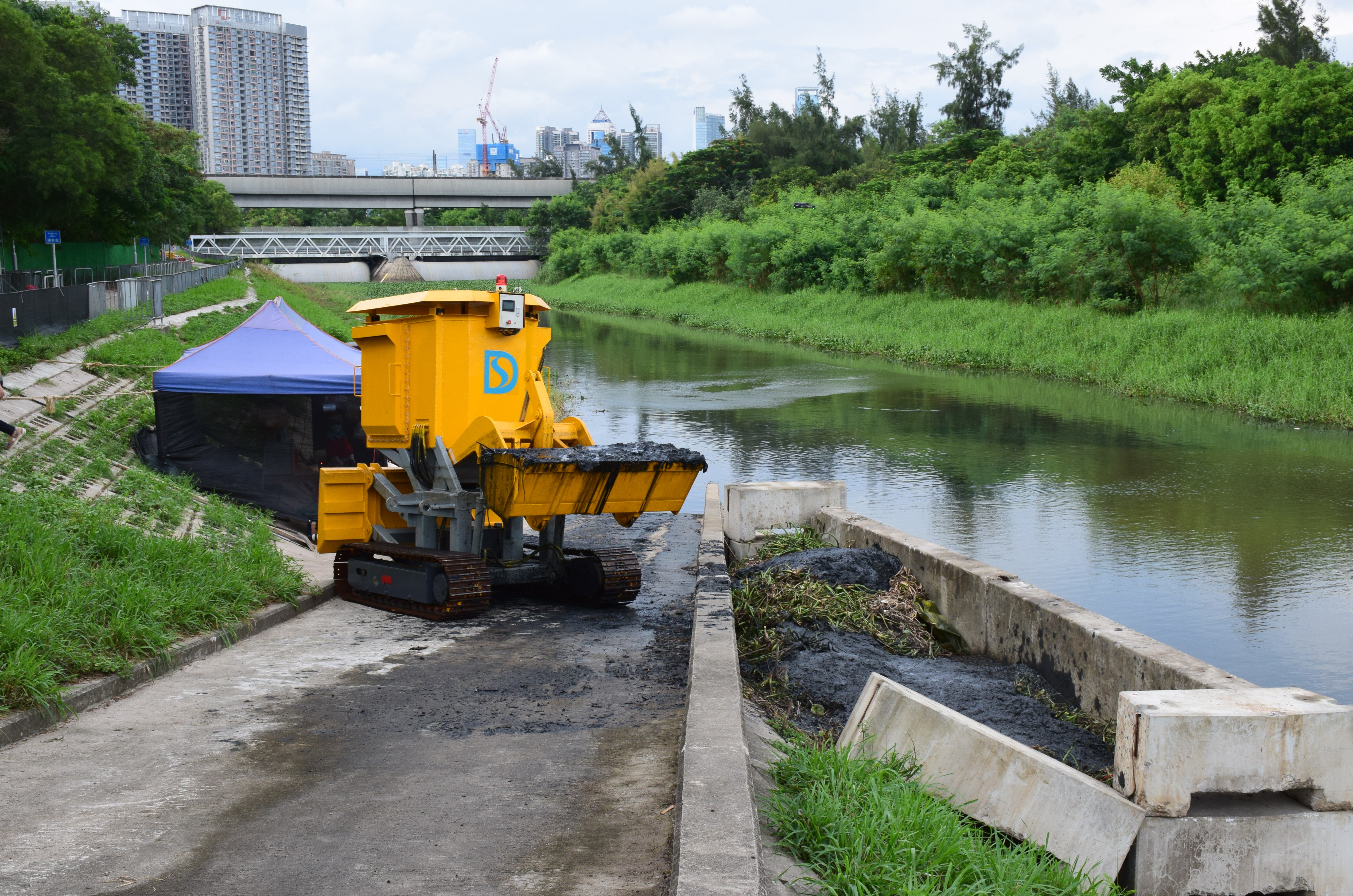 「源𢳂跑」電池驅動的無線遙控河道清淤機械人