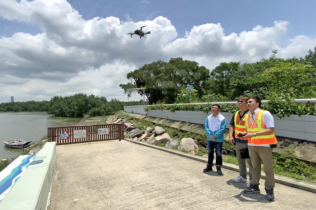 渠務署工程師楊偉誠先生(左一)介紹無人機隊的工作包括定期為河道、水道及出水口進行例行檢查