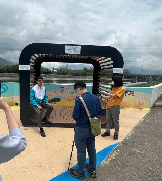 DSD Engineer, Mr TAI Wai-hin, explained that apart from improving the flood prevention capability of river channels, the DSD has also incorporated more people-oriented designs along the riversides to promote a water-friendly culture