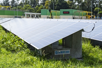 太阳能光伏板均固定在超过一公吨重的混凝土支架上